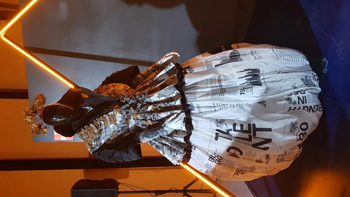 الفستان الذي صممته المصممتان عبير وعلياء عريف مؤسستا أتيليه حكايات، المستوحى من محتوى التقرير