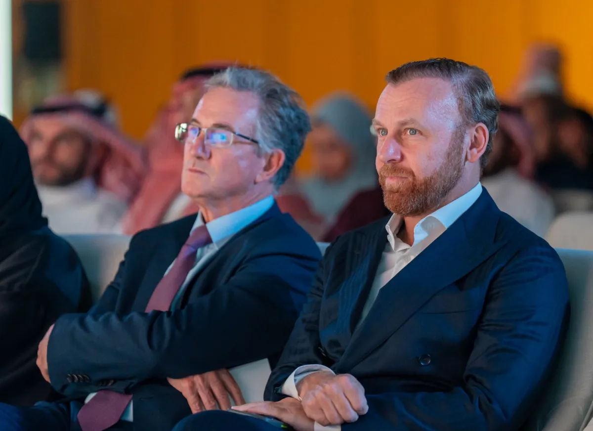 من اليمين الرئيس التنفيذي لهيئة الأزياء بوراك شاكماك، الرئيس التنفيذي لمدينة محمد بن سلمان غير الربحية ديفيد هنري