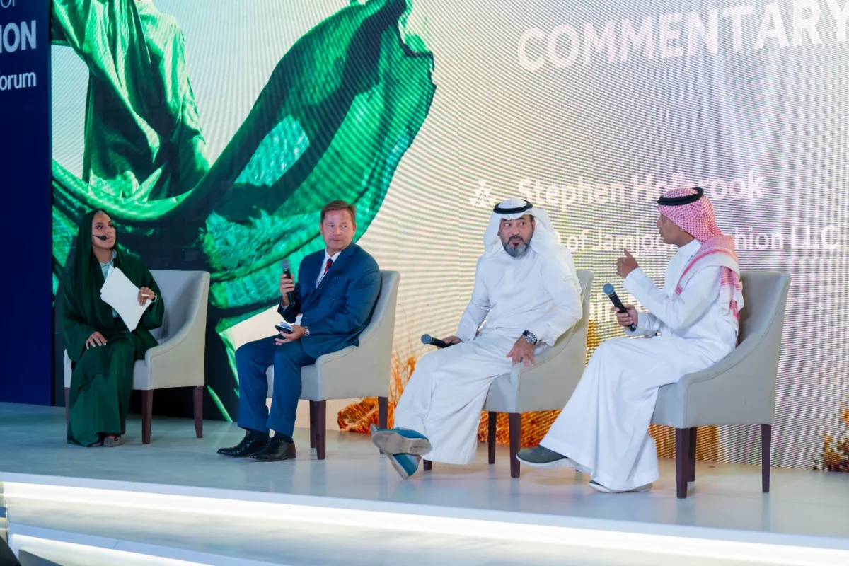 جلسة ضمت ستيفن هولبروك الرئيس التنفيذي لـ JAMJOOM fashion، ولؤي نسيم رئيس جمعية الأزياء السعودية ومؤسس دار لومار، وحسين بن سليم الرئيس التنفيذي لشركة الشياكة