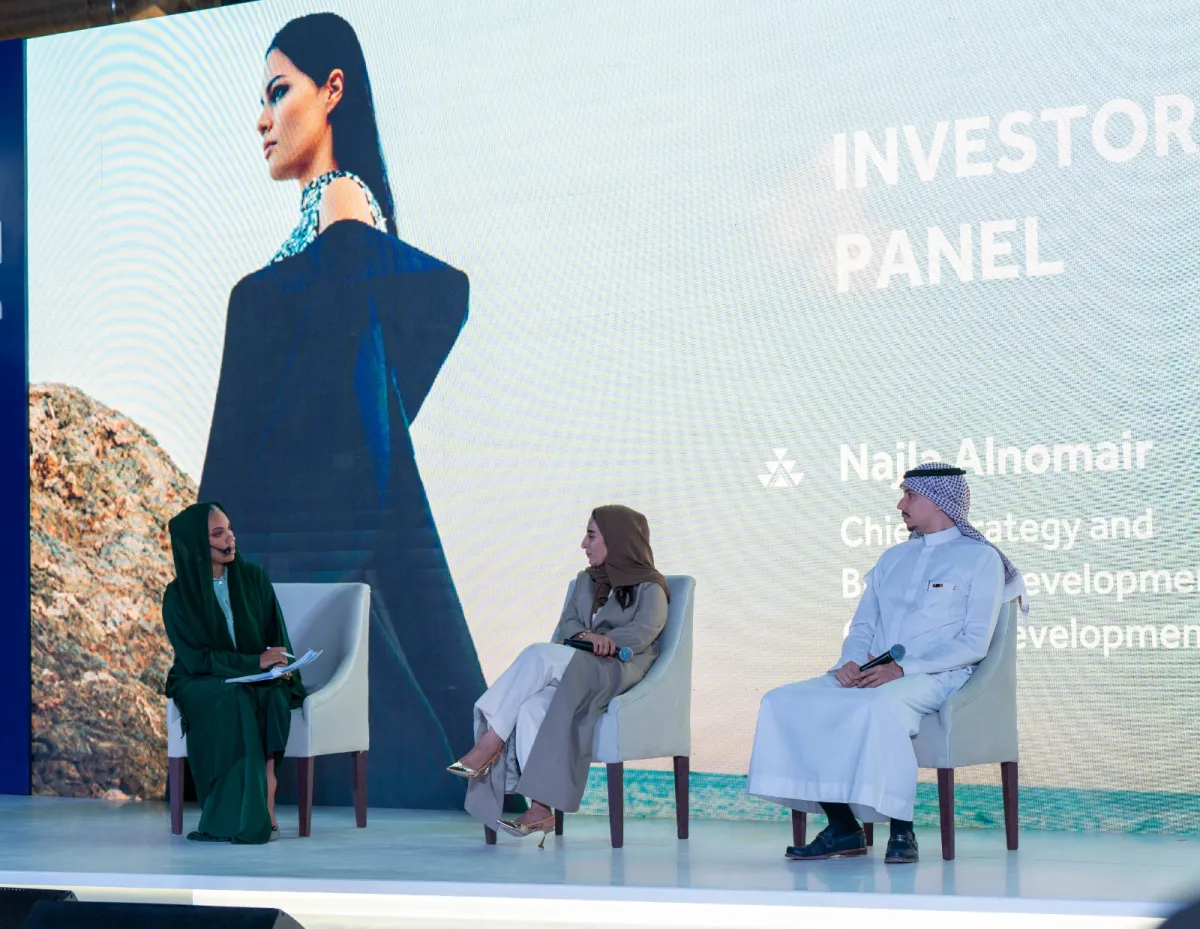 جلسة حوارية ضمت نجلاء النمير الرئيس التنفيذي للإستراتيجية وتطوير الأعمال في الصندوق الثقافي ، وعمار بوقري مدير عام الاستراتيجية وتطوير الأعمال في هيئة الأزياء حاورتهما فيها الإعلامية وئام الدخيل