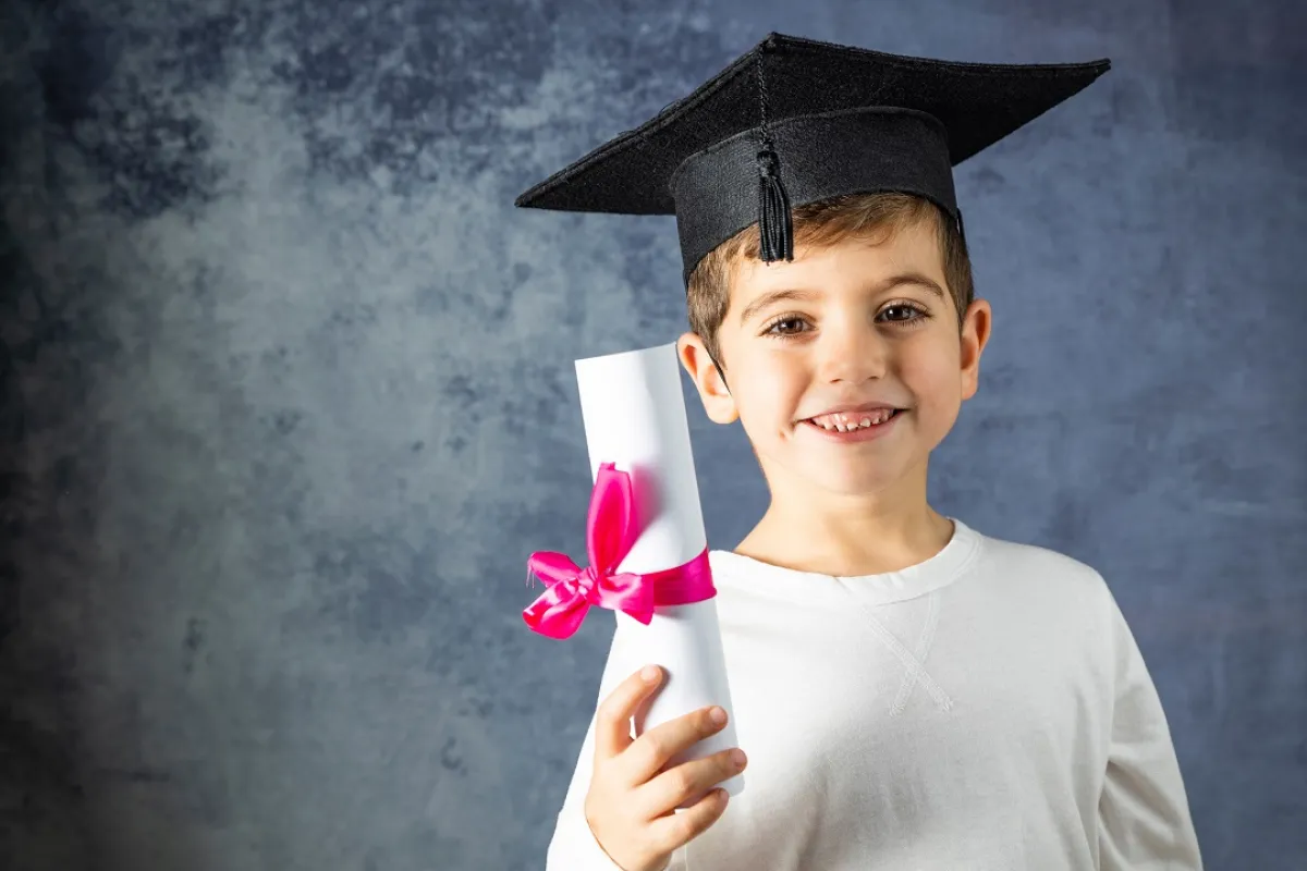 صورة لطفل حلم بالنجاح وحققه