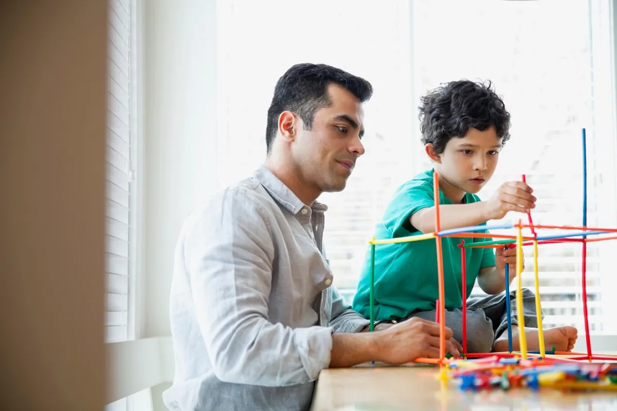 صورة لأب يشارك طفله التصميم