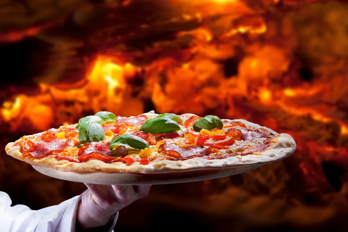 تقديم البيتزا 