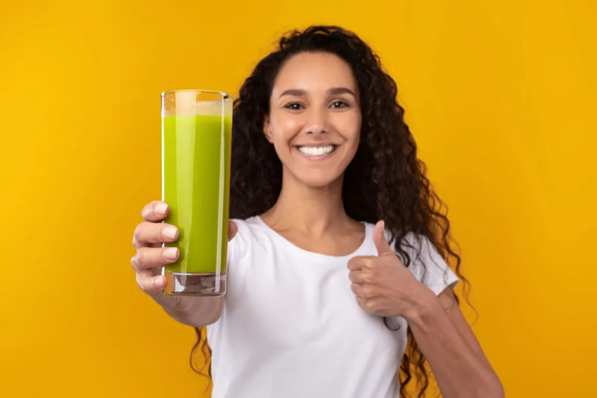 صورة امرأة تشرب العصير