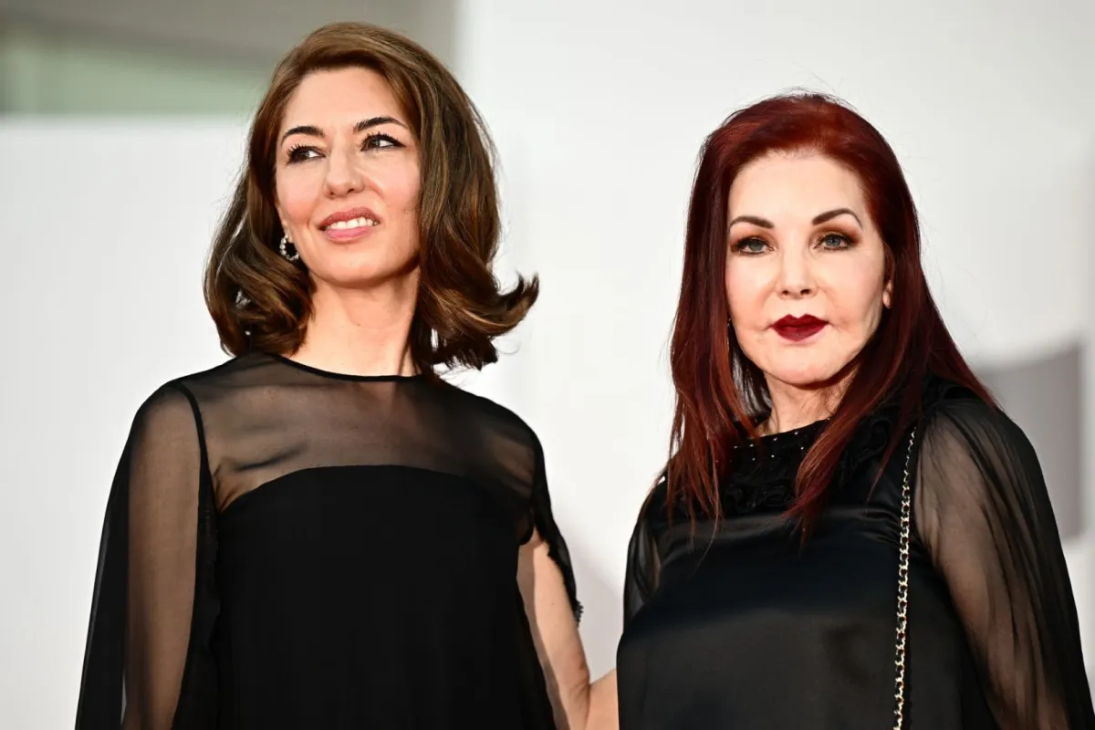 صوفيا كوبولا من اليسار وبريسيلا بريسلي (Sofia Coppola (L) and Priscilla Presley). مصدر الصورة: GABRIEL BOUYS / AFP