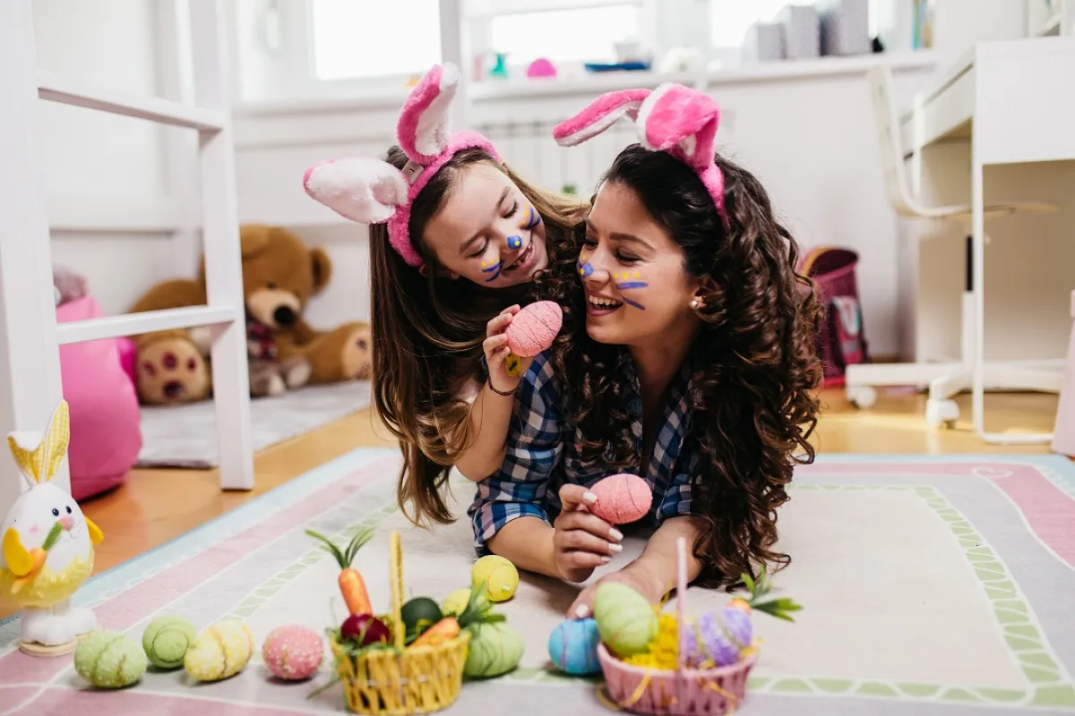 صورة لطفلة تلعب مع طفلتها