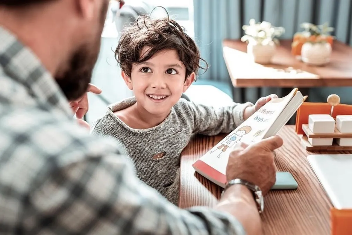 صورة لطفل يحكي ويعبر مع والده