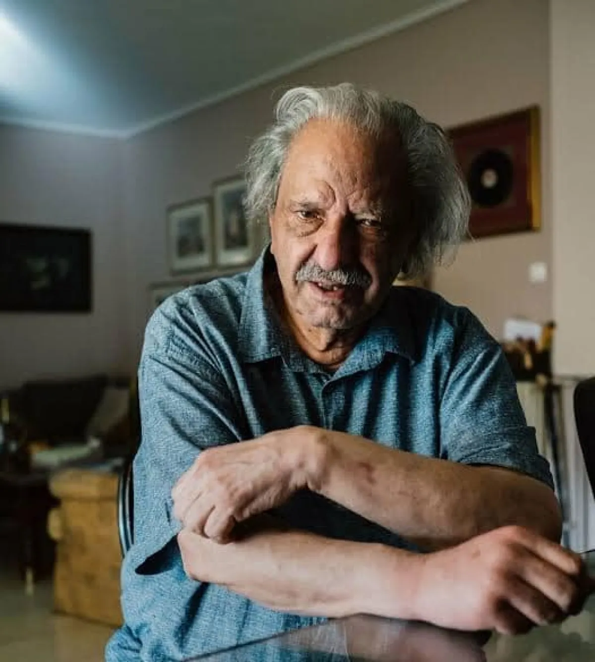 الفنان اليوناني كوستاس فيرس - الصورة من المركز الصحفي للمهرجان