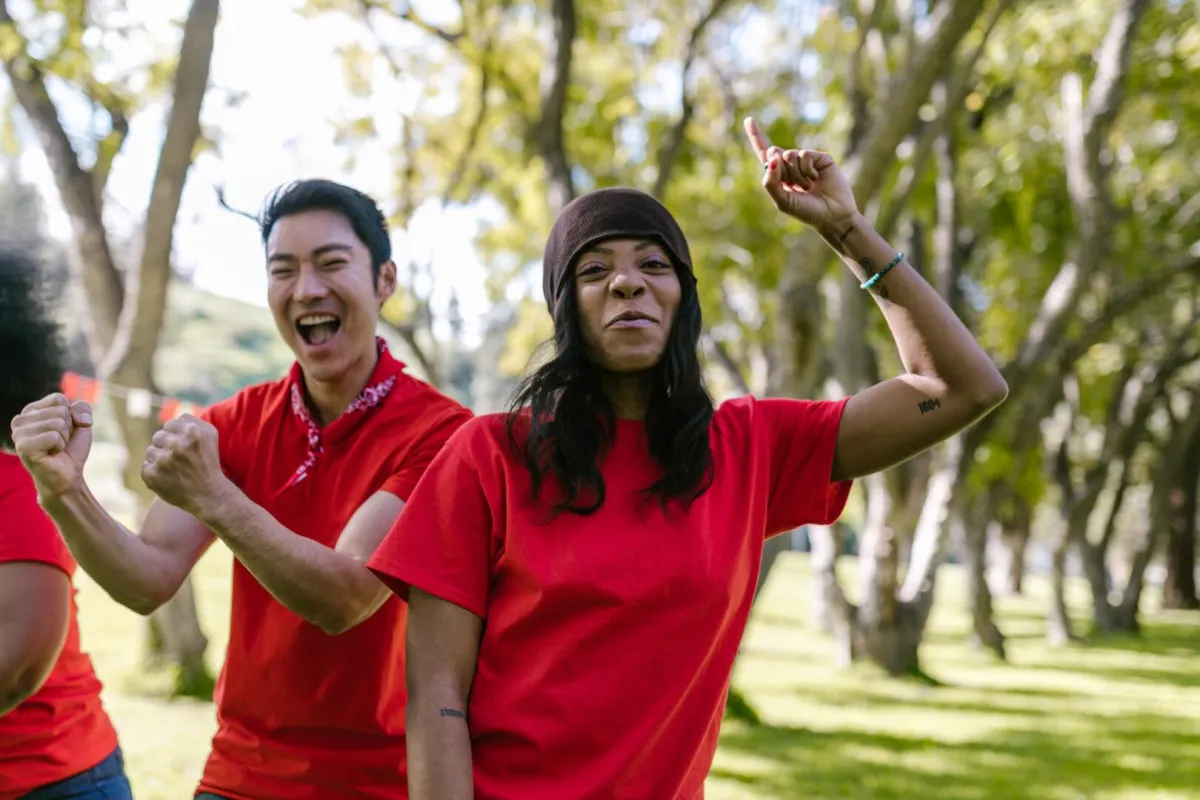 الأنشطة الجماعية وبناء الثقة بين الأصدقاء