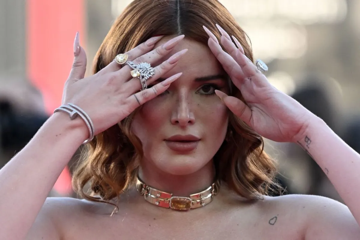 مهرجان فينيسيا السينمائي 80، الممثلة الأميركية Bella Thorne (مصدر الصورة TIZIANA FABI/AFP via Getty Images)