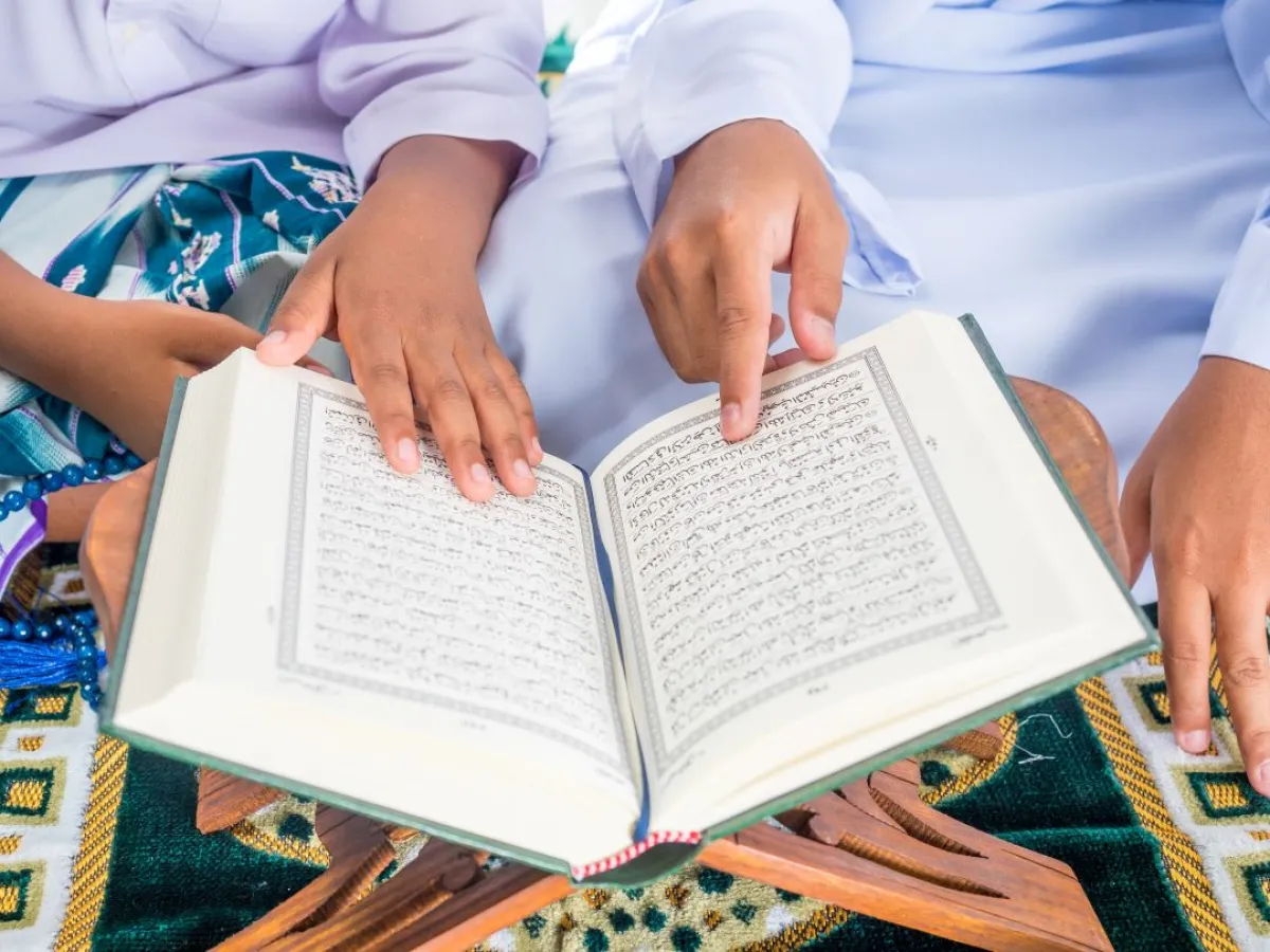 صورة لأطفال يتدارسون القرآن الكريم