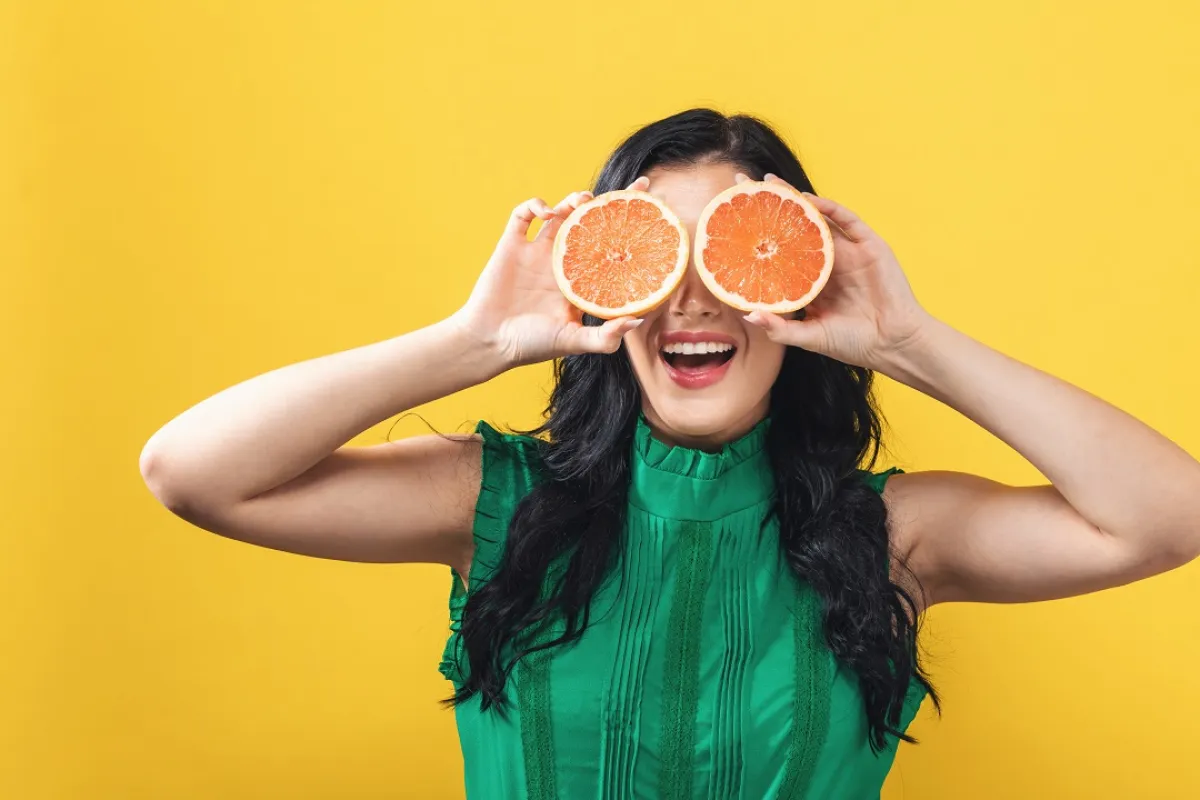 صورة لحامل تمسك بحبة البوملي