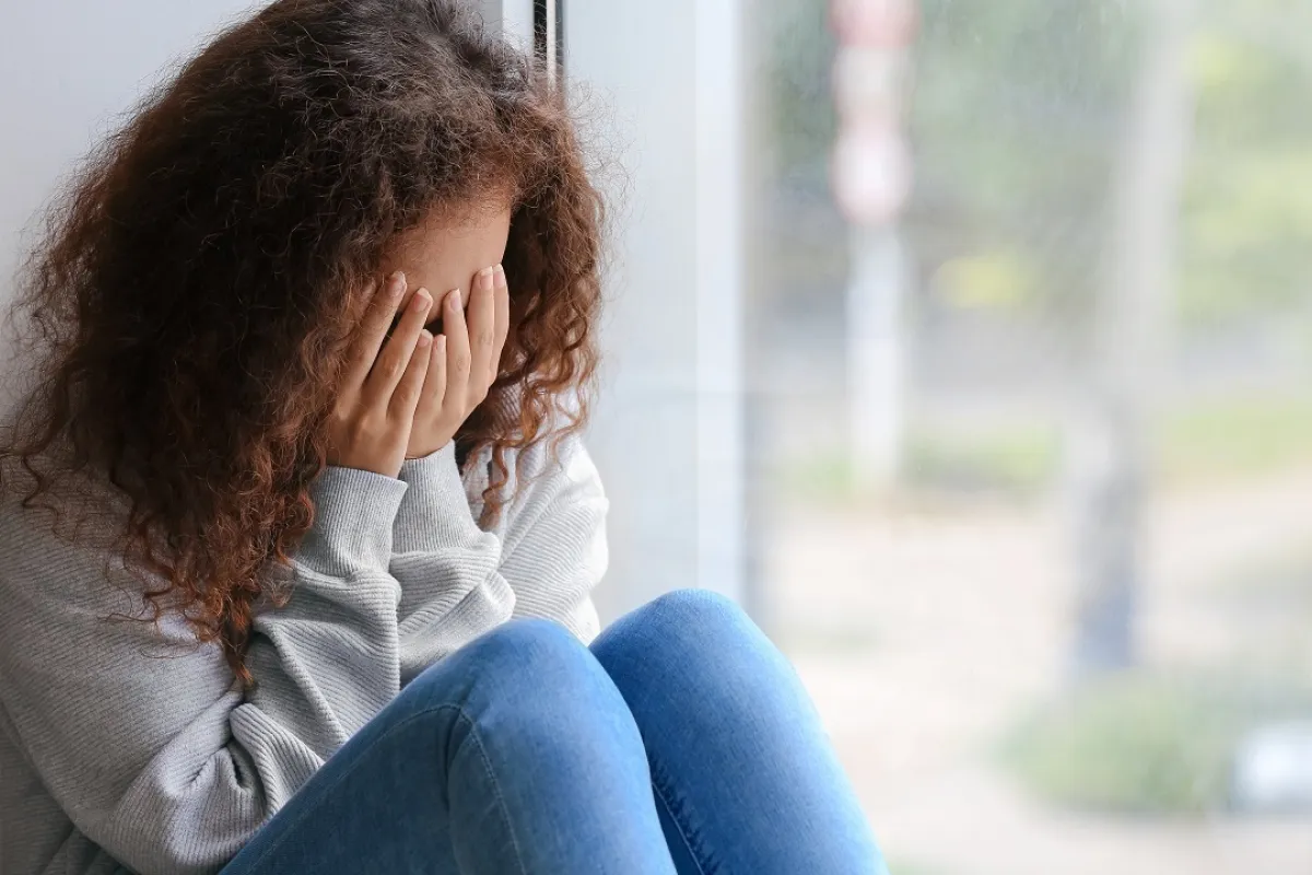 صورة لطفلة في حالة من الإنعزالية الشديدة