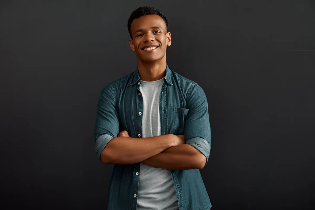 صورة رجل أسمر