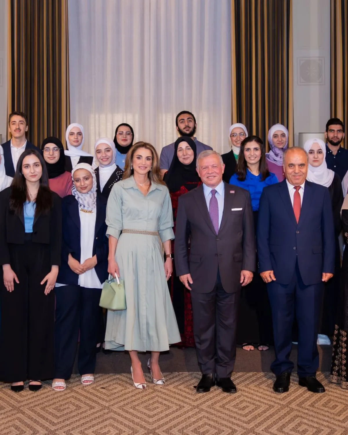 الملكة رانيا والملك عبد الله الثاني في حفل تكريم أوائل الثانوية العامة. مصدر الصورة: الديوان الملكي الهاشمي