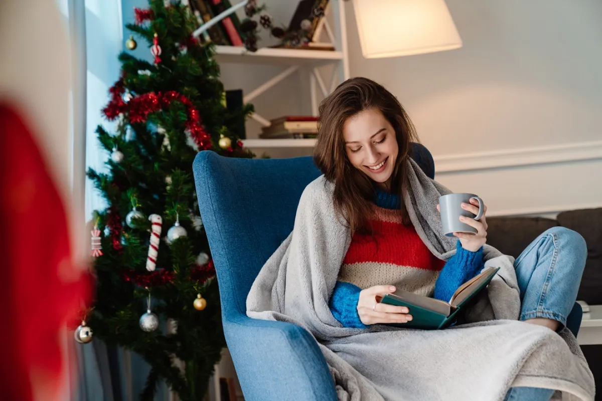 حامل تشرب كوباً من منقوع الزنجبيل