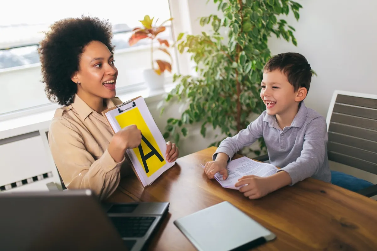 صورة لأم تعلم طفلها الحروف والكلام