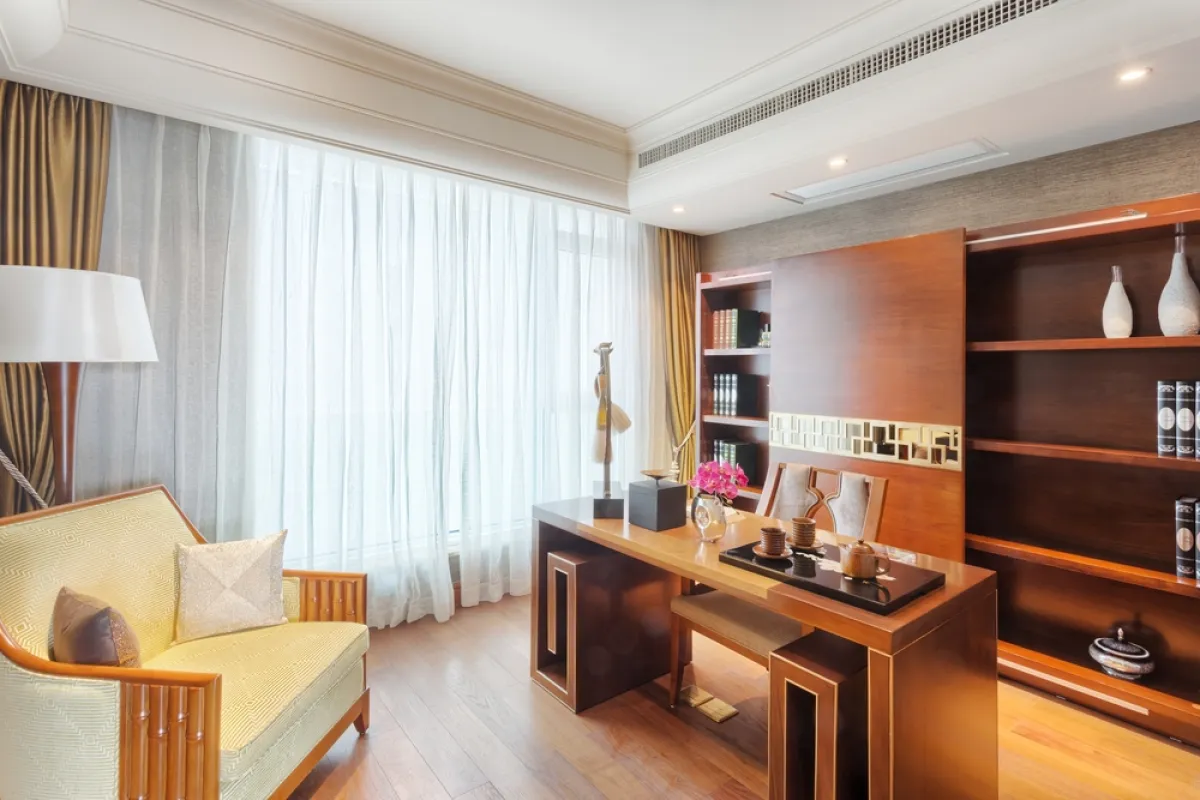 نموذج من كيفية تصميم الجدار خلف طاولة المكتب؟