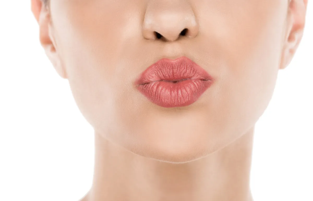 كيف تتخلصين من تجاعيد الشفاه