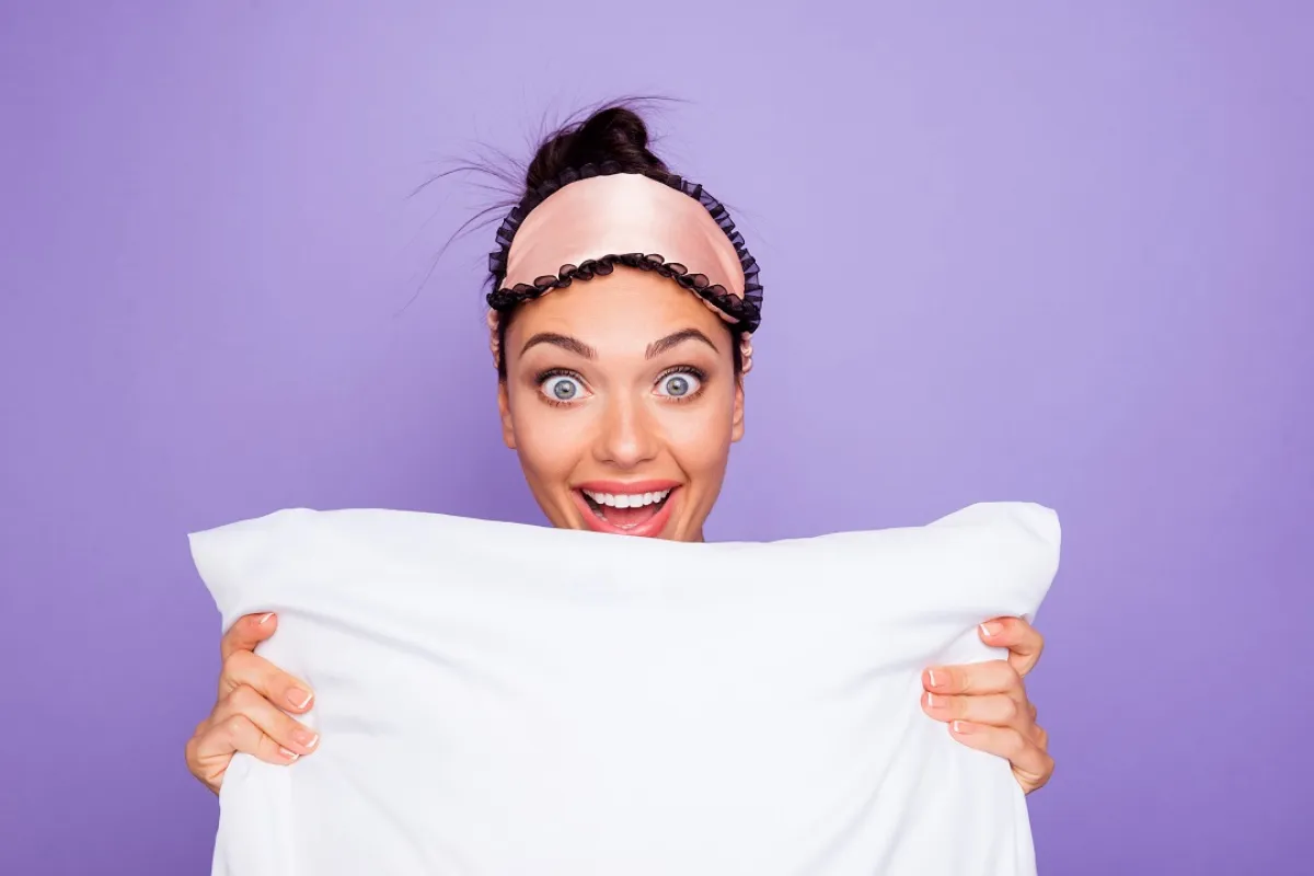 صورة لحامل تمسك بوسادة