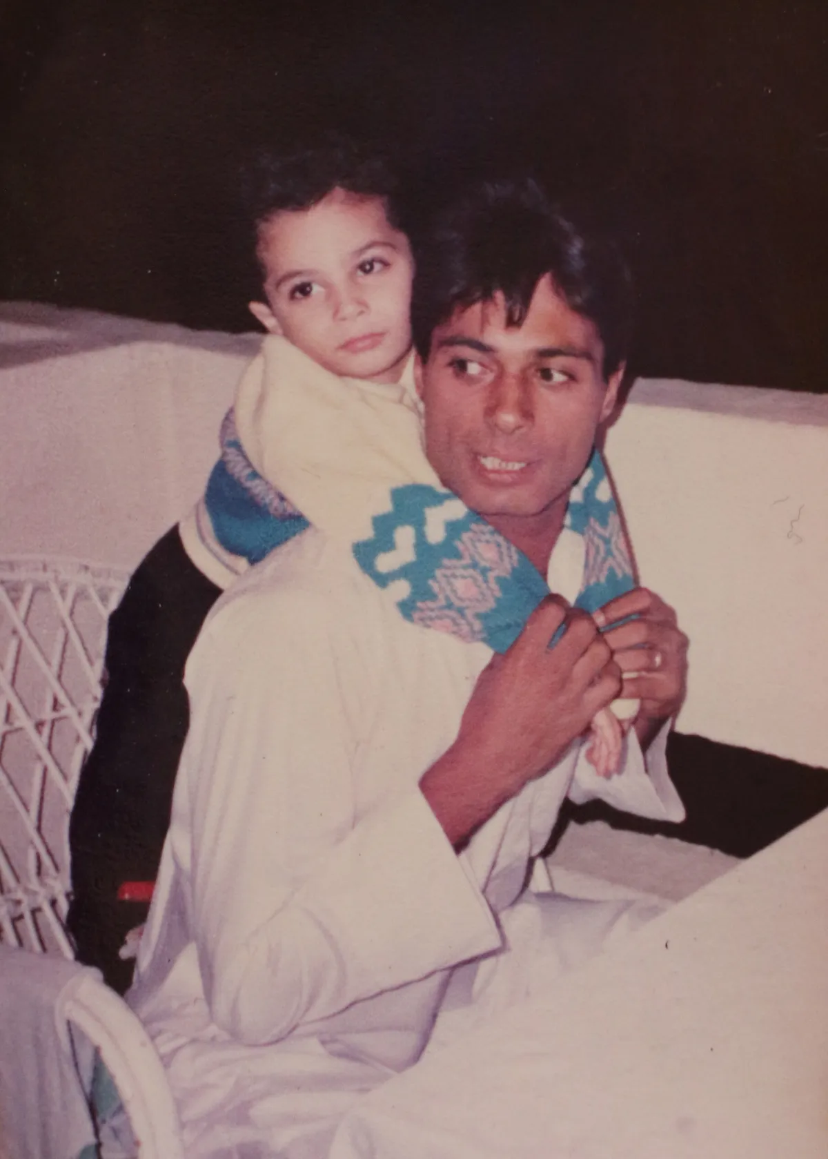 عبد الله محمود يداعب ابنه عمر وهو طفل 