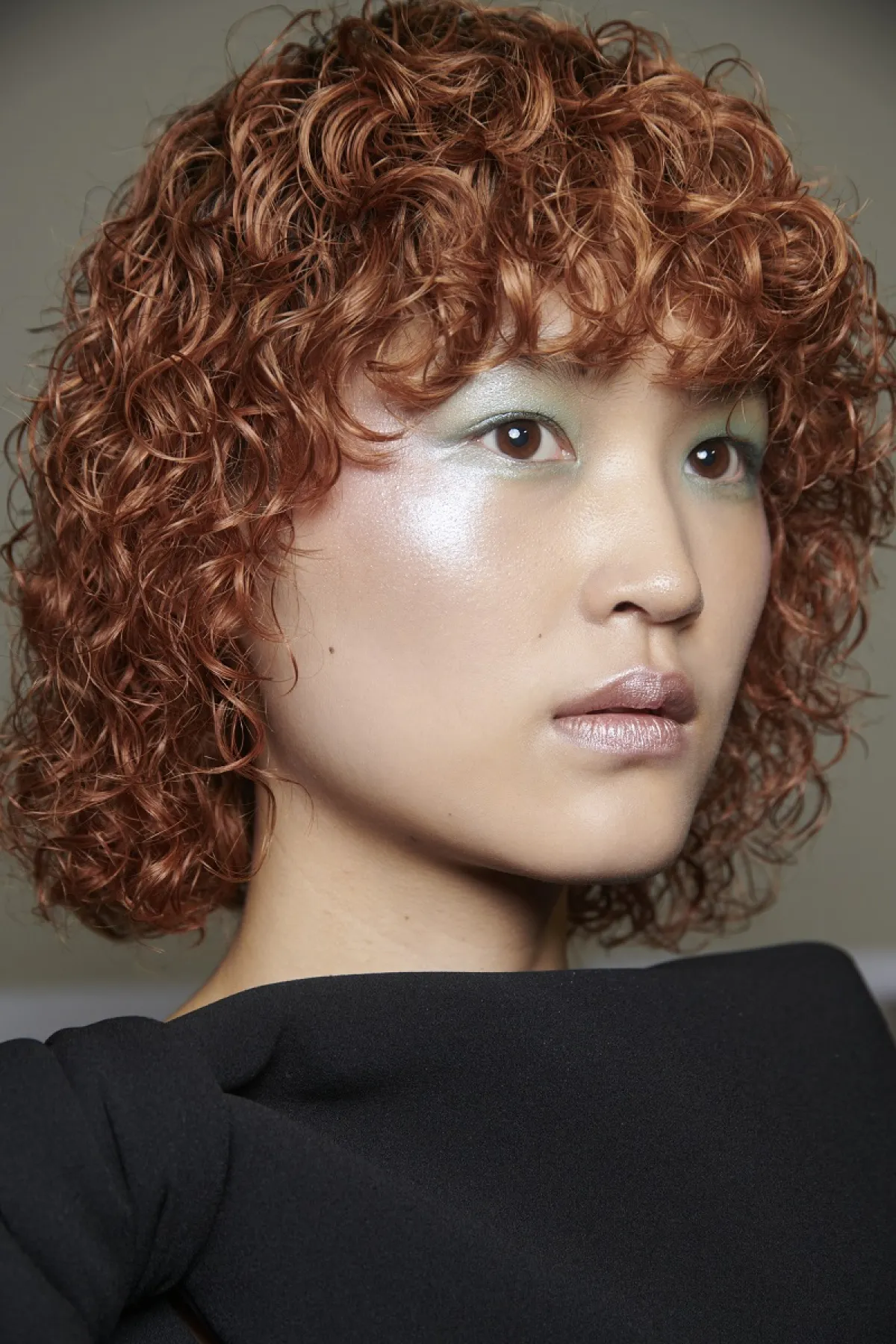 تسريحات شعر كيرلي مبلل