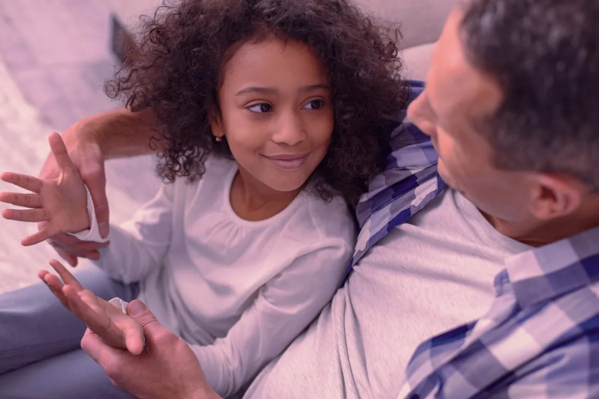 صورة لطفلة تحكي مع والدها