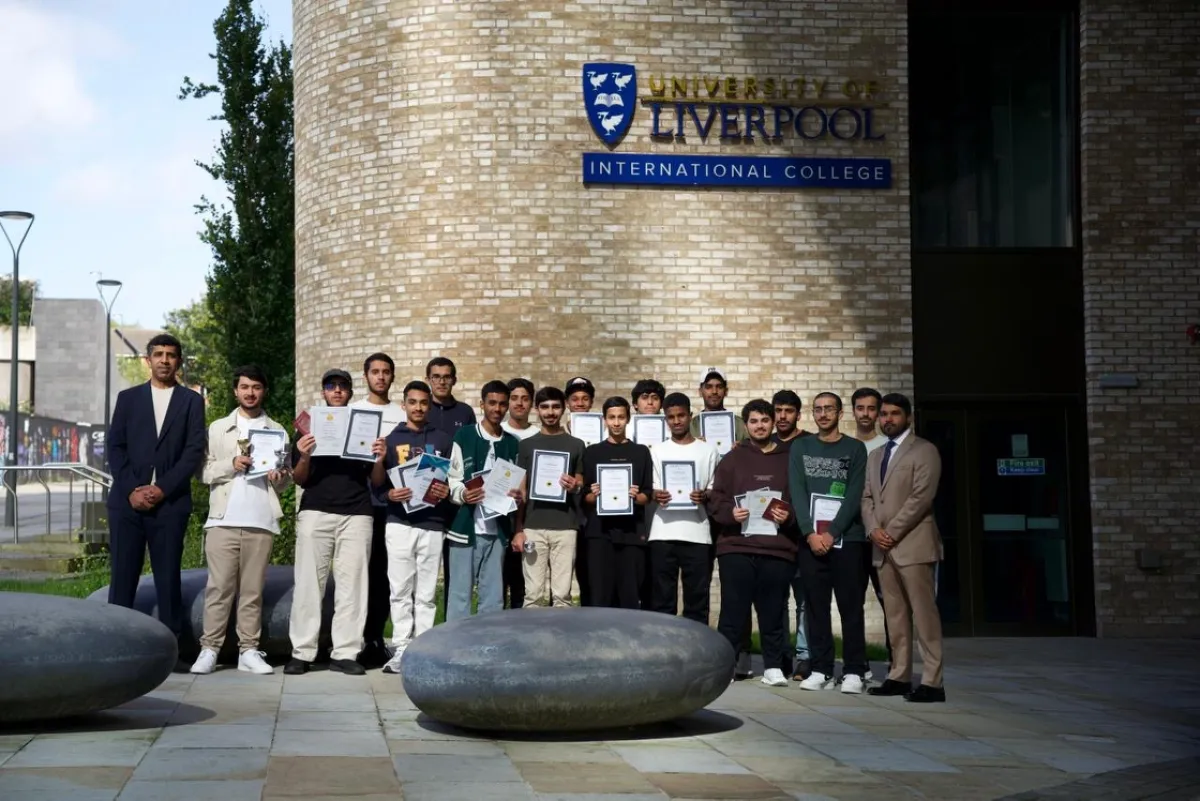 17 طالبا من أبناء موظفي شرطة دبي يختتمون البرنامج التعليمي المتقدم في ليفربول. الصورة من حساب شرطة دبي على منصة x