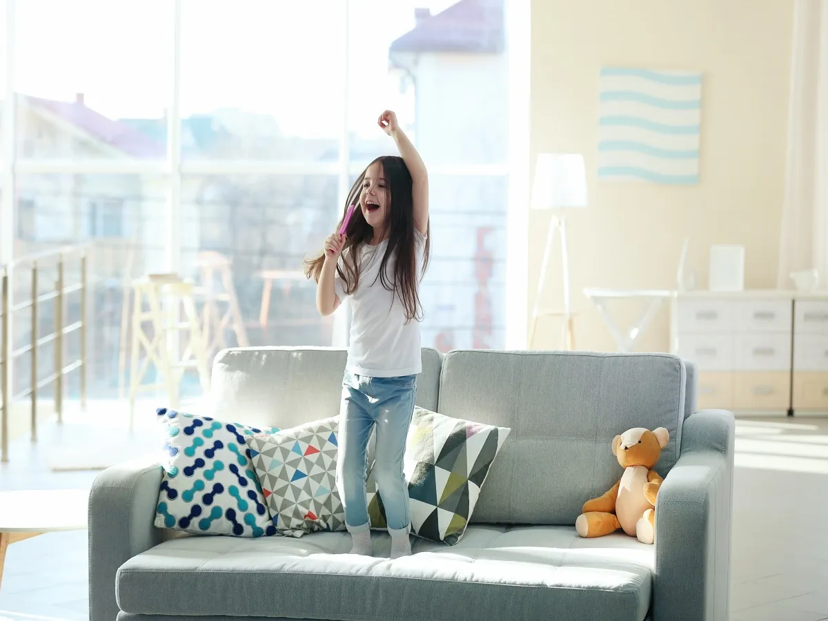 صورة لطفلة ترقص وتغني