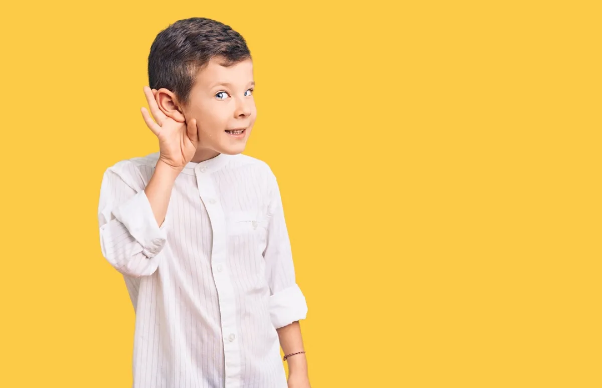 صورة لطفل يضع يديه على أذنه