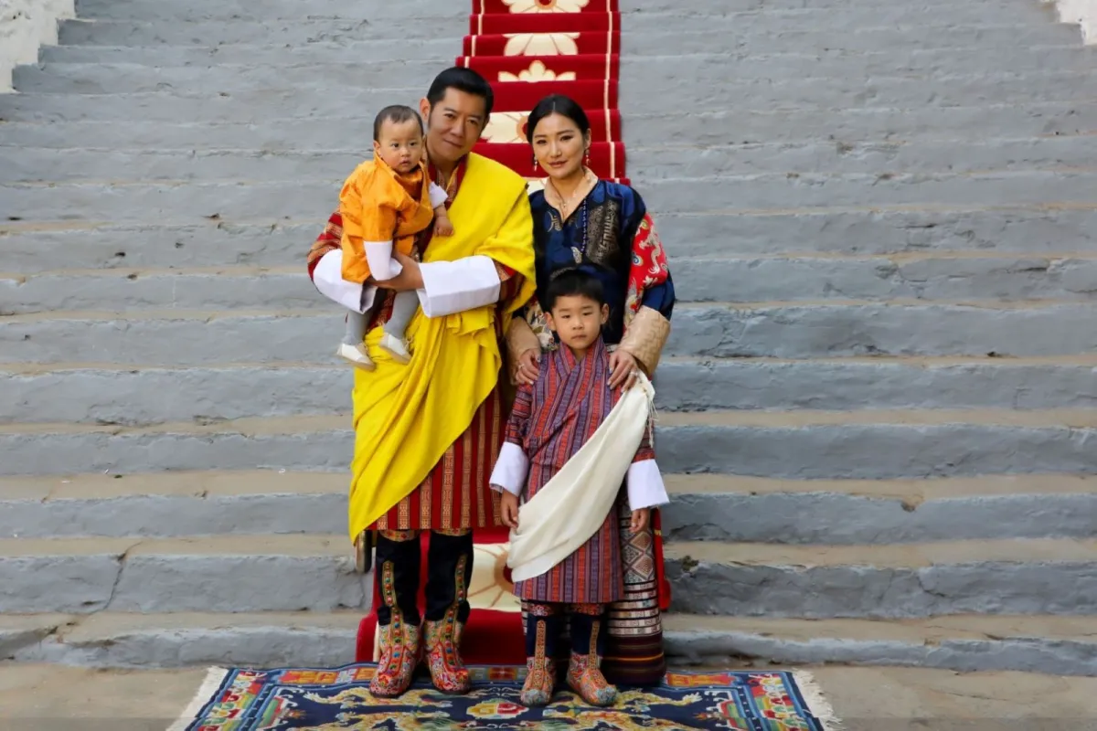 ملك بوتان جيغمي خيسار نامجيل وانجتشوك مع الملكة جيتسون بيما وابنيهما جيالسي جيغمي نامجيل (في الأمام على اليمين) وجيالسي أوجين وانجتشوك. (Bhutan's King Jigme Khesar Namgyel Wangchuck with Queen Jetsun Pema and their sons Gyalsey Jigme Namgyel (front R) and Gyalsey Ugyen Wangchuck). مصدر الصورة: AFP / ROYAL OFFICE FOR MEDIA BHUTAN