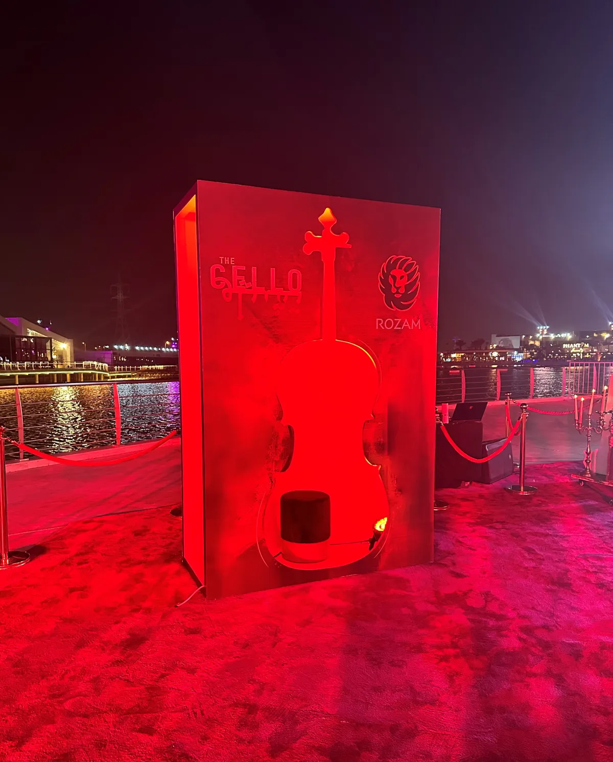 مجسم خارجي في يوم عرض فيلم تشيللو