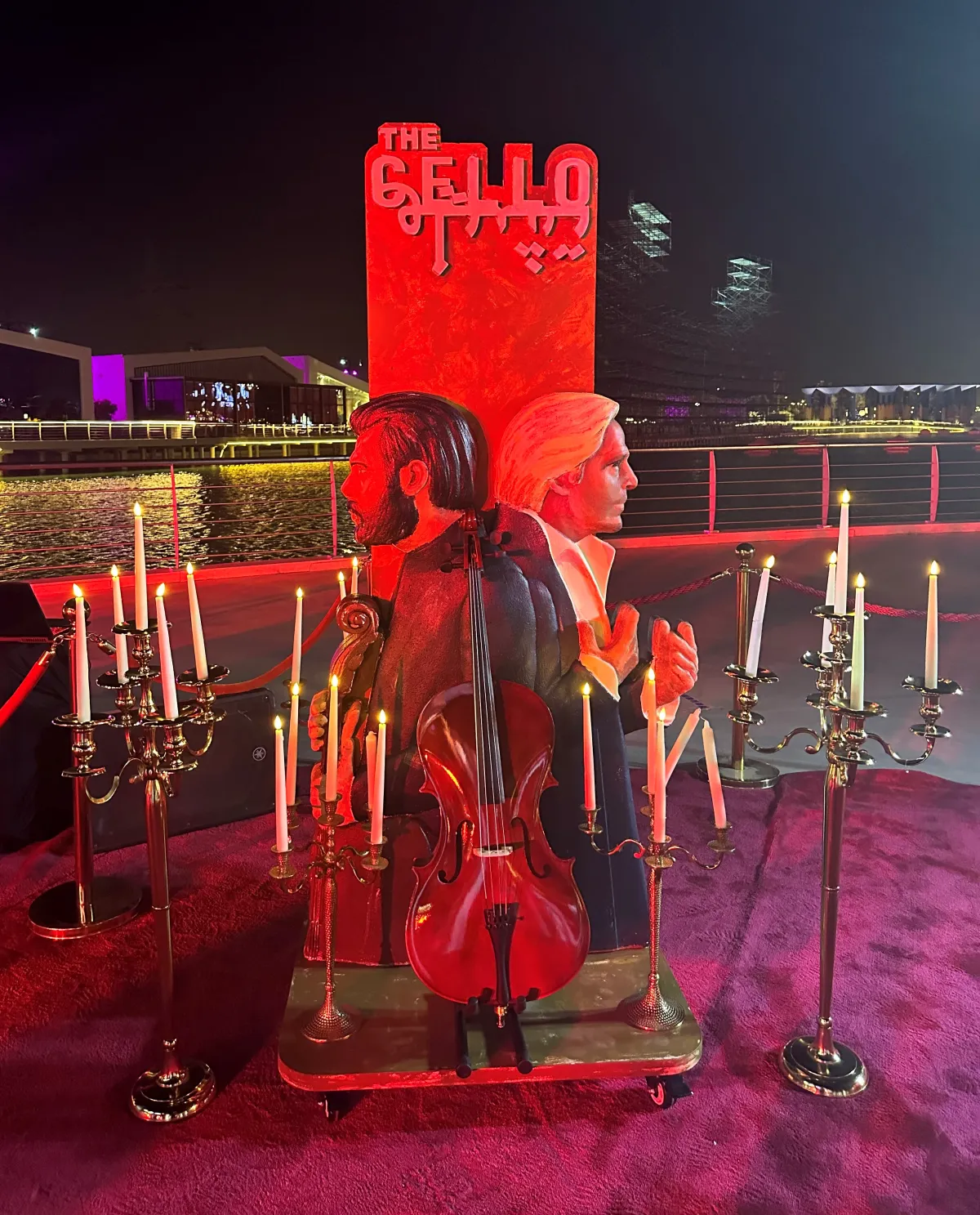 مجسم خارجي على السجادة الحمراء ل تشيللو