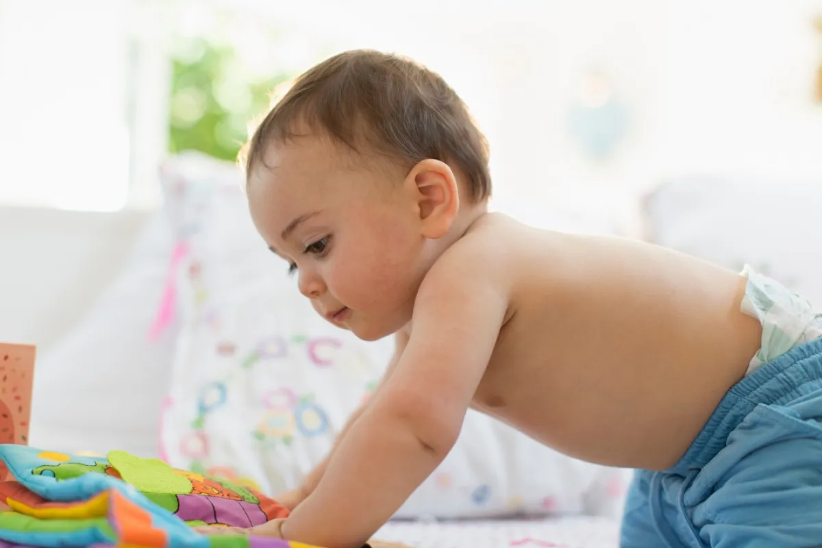 صورة لطفل صغير يلعب