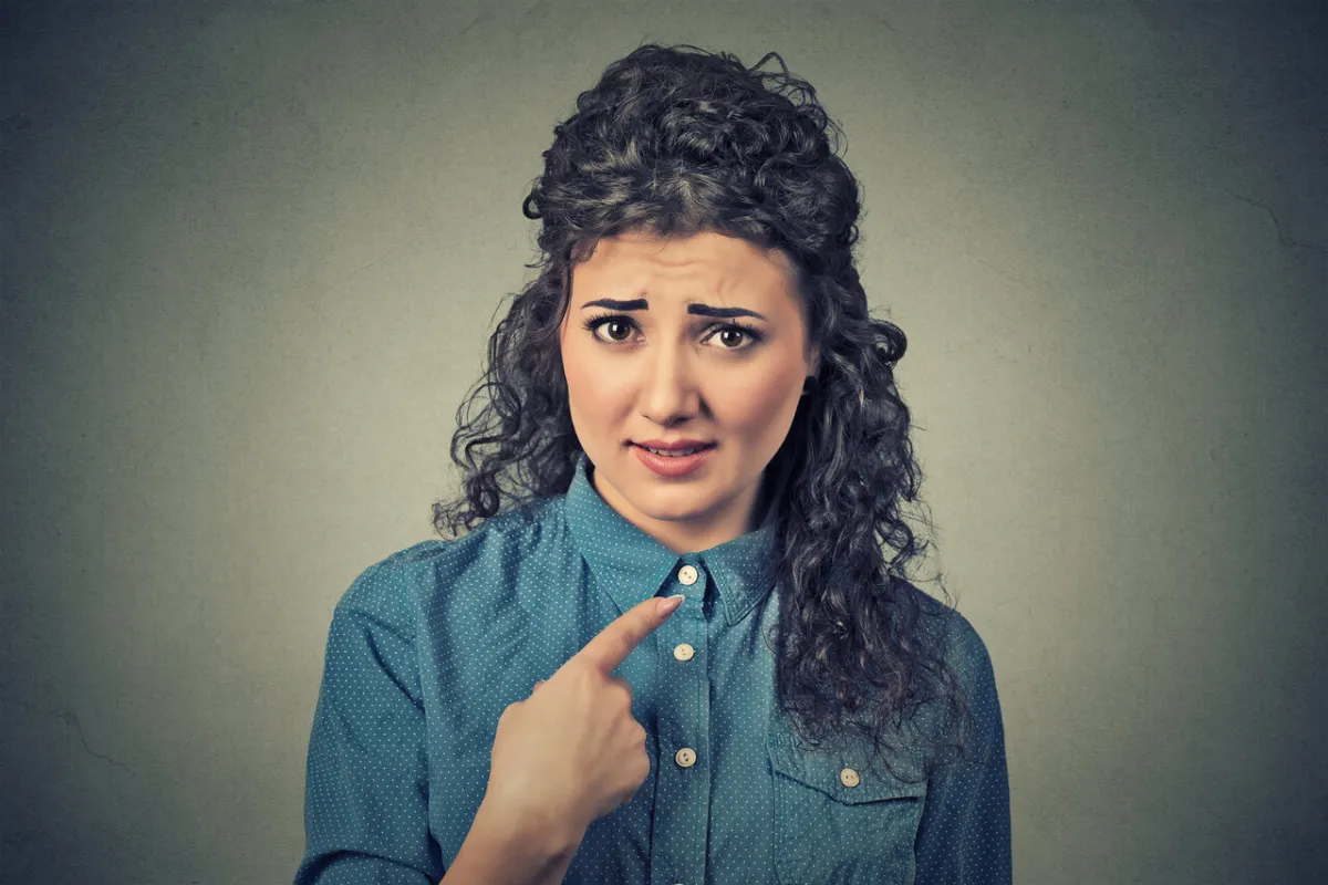 صورة امرأة تلوم نفسها