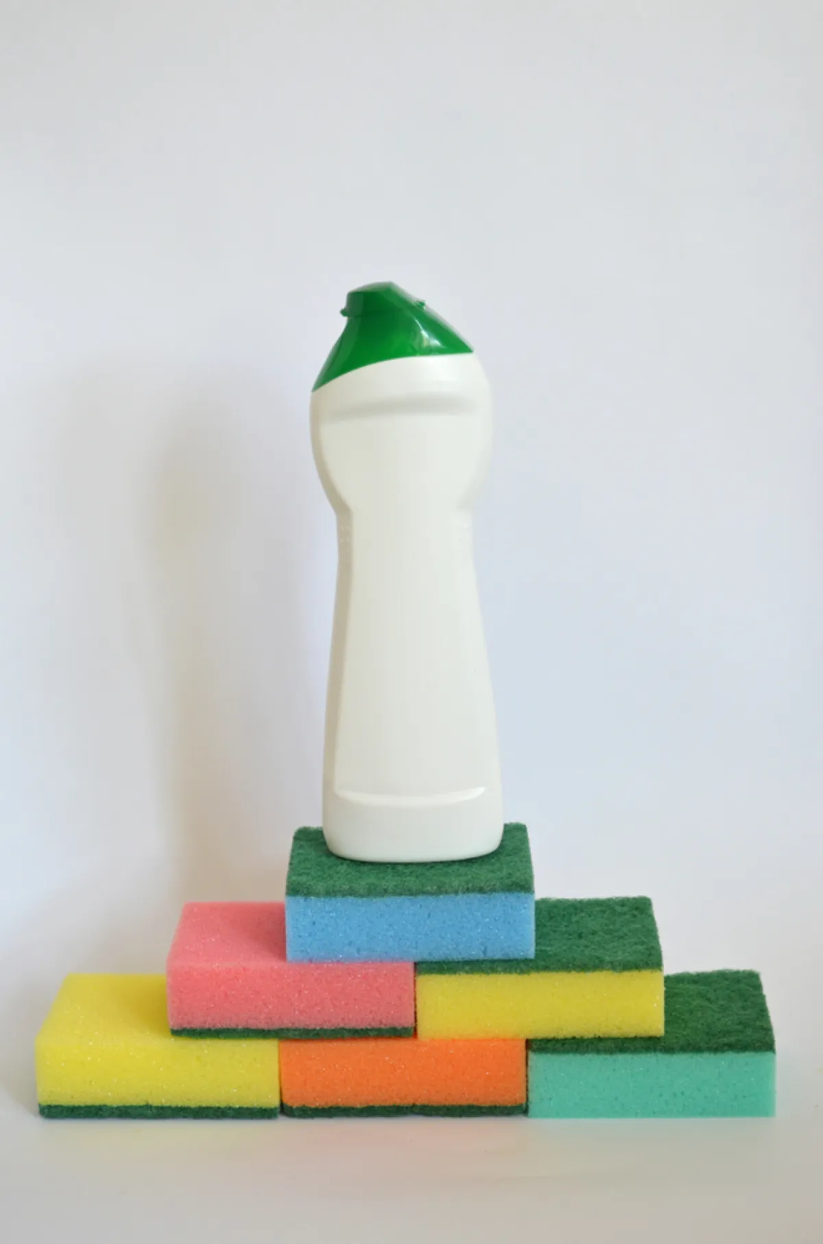 مهمات الكلور في كل من مطبخ المنزل والحمامات 