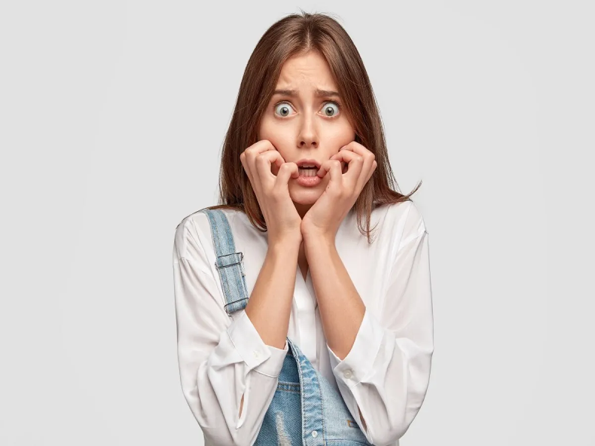 غالبًا ما يبدأ رهاب القيء في مرحلة الطفولة ويتطور مع تقدم العمر (المصدر: Freepik)