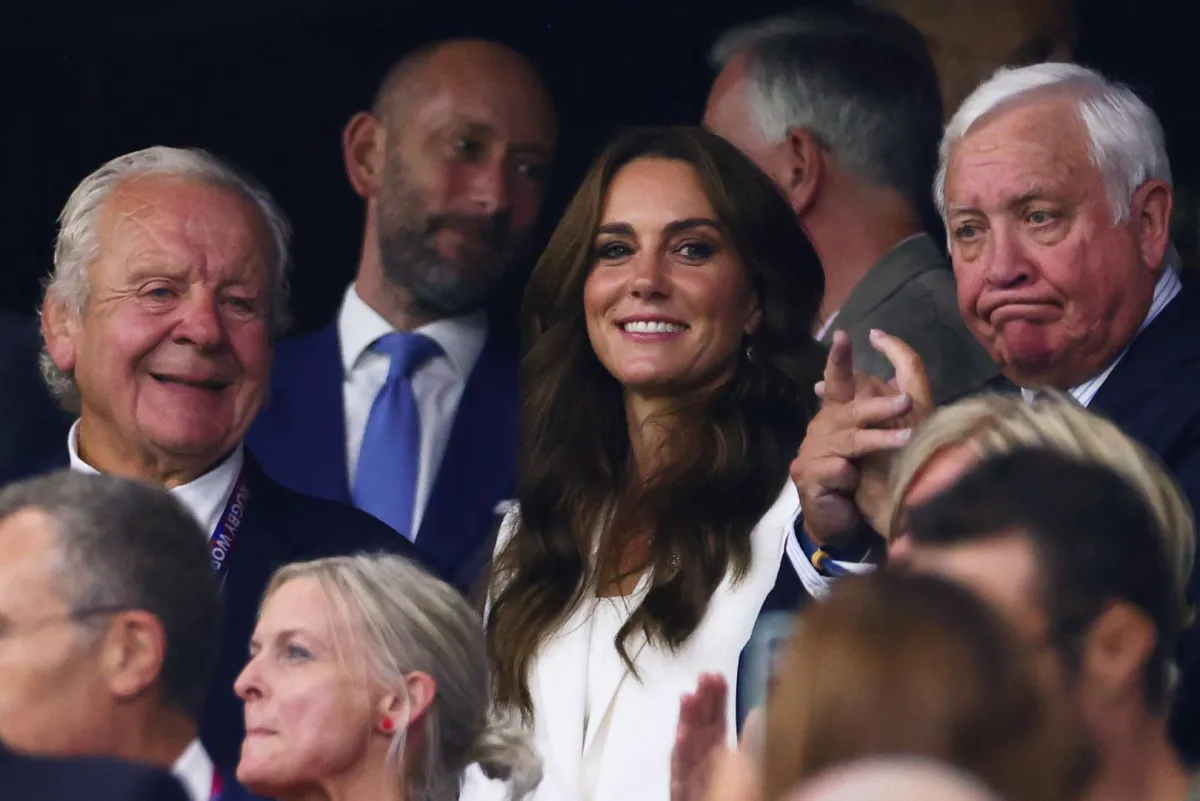رئيس اتحاد الرغبي العالمي بيل بومونت (يسار) وكيت ميدلتون (في الوسط) (World Rugby Chairman Bill Beaumont (L) and Britain's Catherine). مصدر الصورة: CLEMENT MAHOUDEAU / AFP