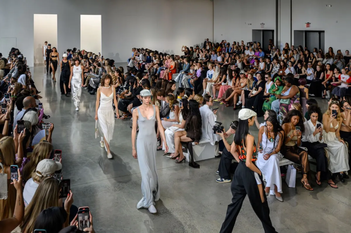عارضات الأزياء في أسبوع نيويورك للموضة 2023. مصدر الصورة:  Ed JONES / AFP