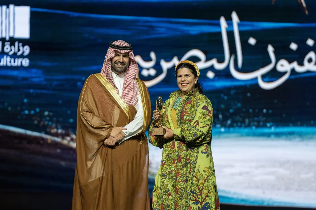 منال الضويان تفوز بجائزة الفنون البصرية