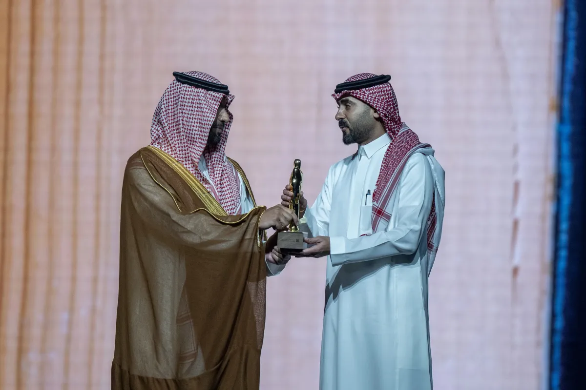 جائزة شخصية العام الثقافية نالها الأديب أبو عبدالرحمن بن عقيل الظاهري وتسلمها ابنه