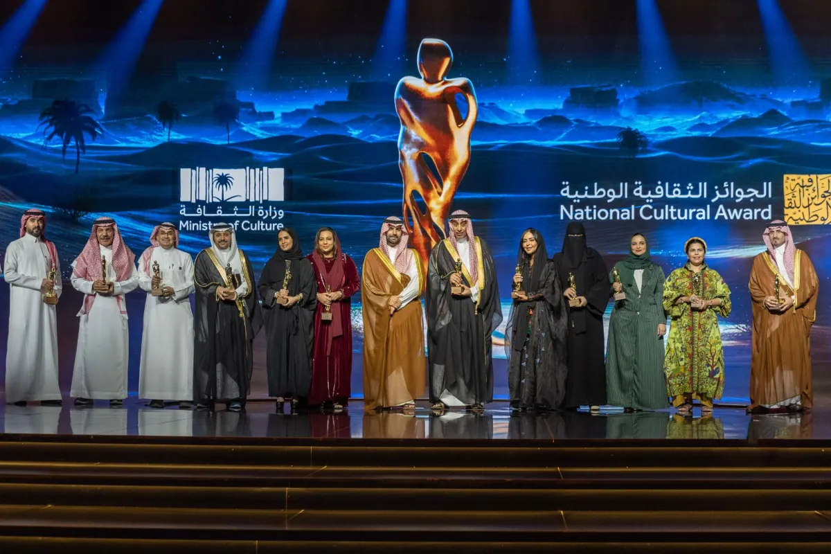 وزير الثقافة الأمير بدر بن عبدالله بن فرحان يتوسط الفائزين والفائزات بالجوائز الثقافية الوطنية في دورتها الثالثة