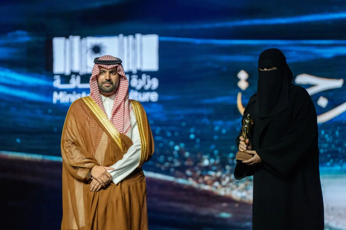 مها الفالح تتسلم جائزة الترجمة من وزير الثقافة  الأمير بدر بن عبد الله بن فرحان 