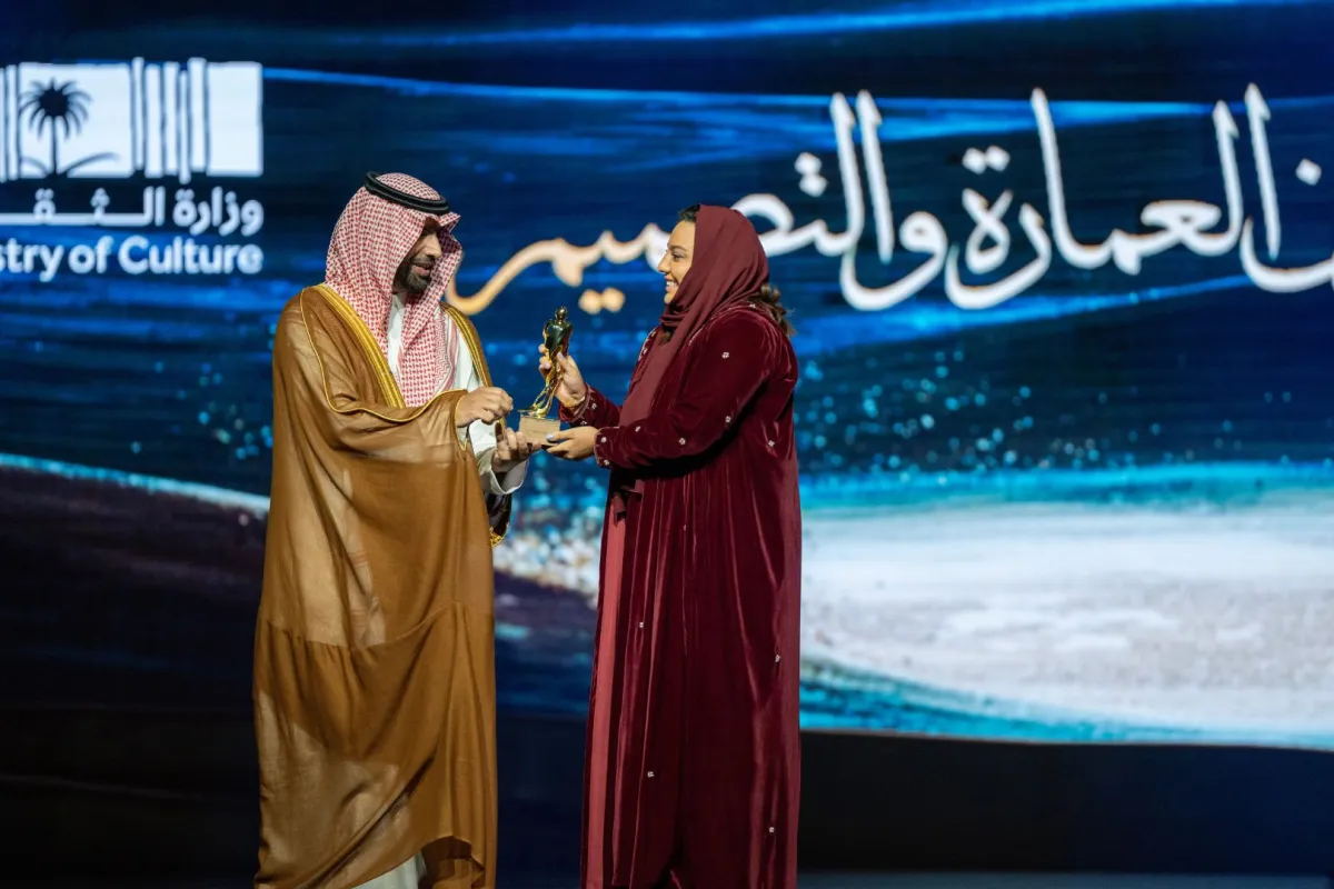 خلود عطار تتسلم جائزة فنون العمارة والتصميم من الأمير بدر بن عبدالله بن فرحان