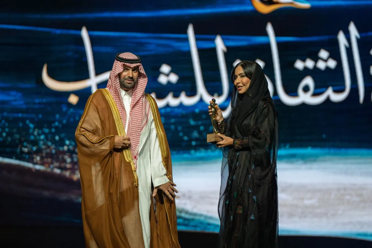 لبنى الخميس تتسلم جائزة الشباب من الأمير بدر بن عبدالله بن فرحان وزير الثقافة