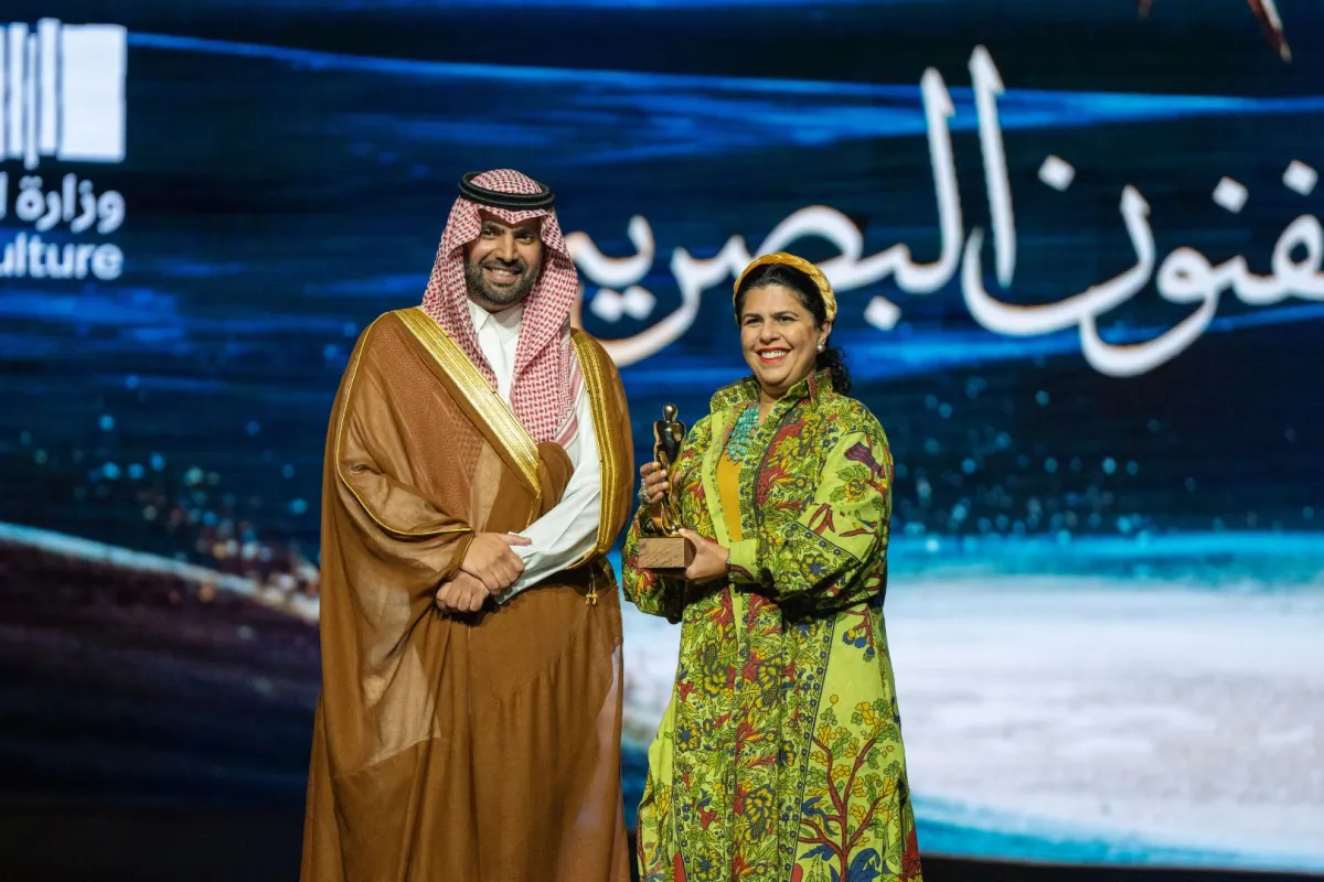 منال الضويان تتسلم جائزة الفنون البصرية  من وير الثقافة الأمير بدر بن عبدالله بن فرحان 