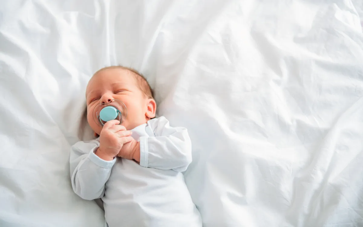 صورة لإعطاء الرضيع المصاصة