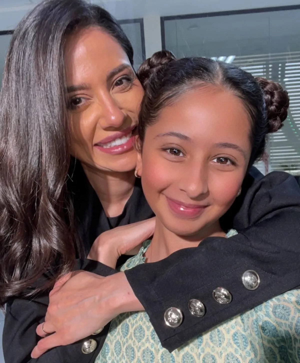 رسيل العتيبي وإلهام علي من كواليس مسلسل سندس  -الصورة من حسابها على الانستغرام