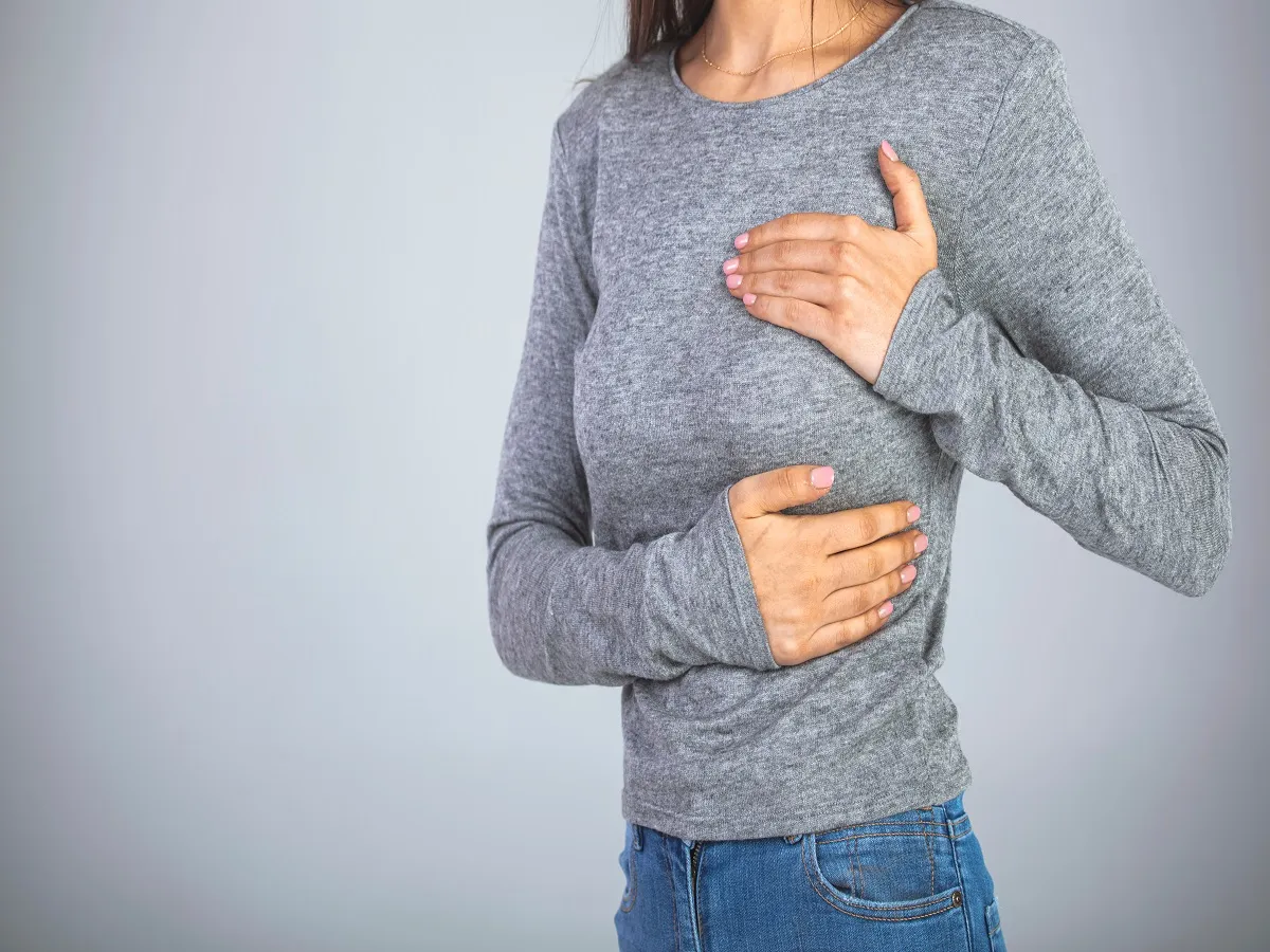 صورة لامرأة تشعر بألم في الثدي