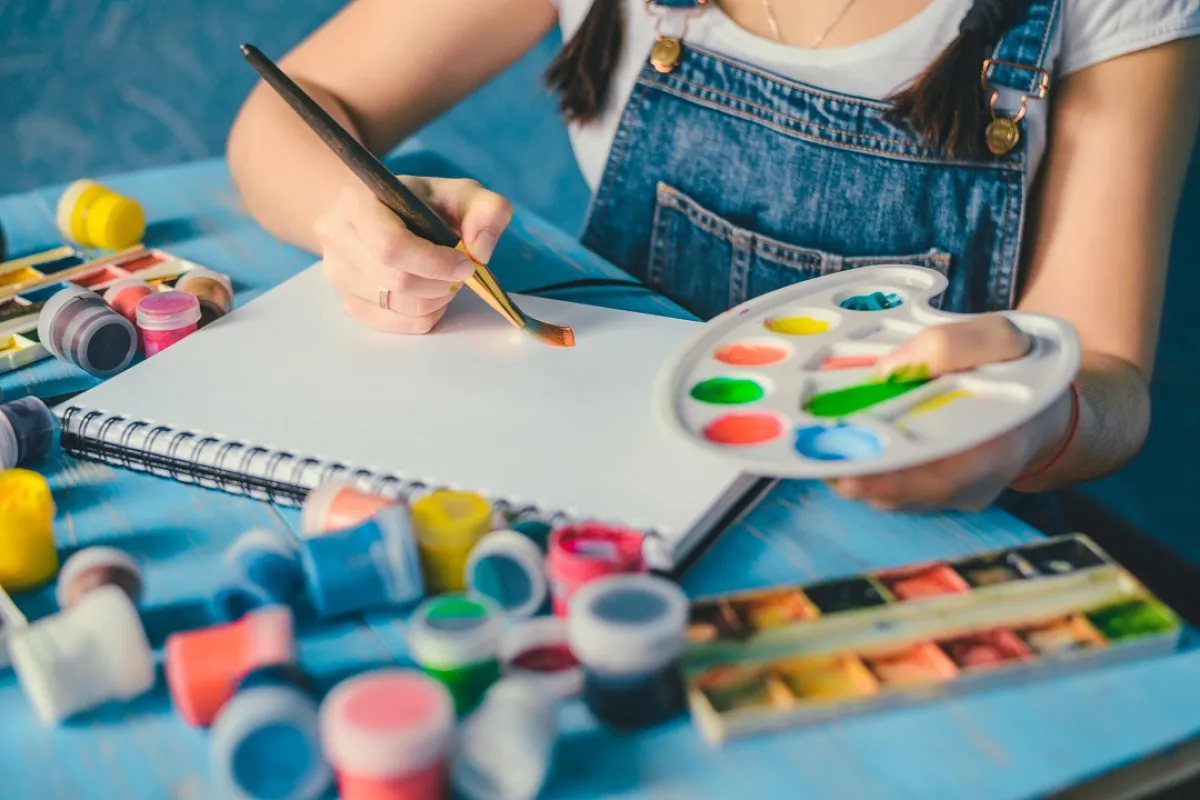 صورة لطفلة ترسم